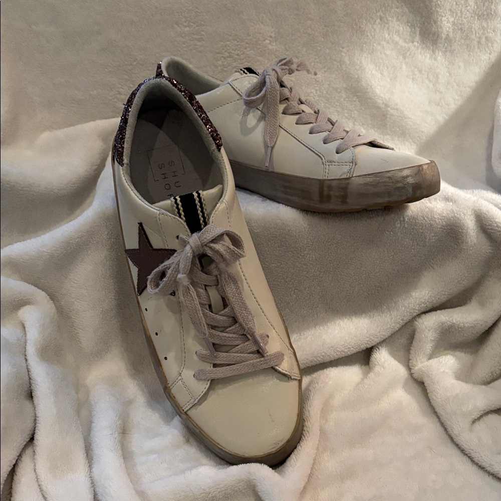 ShuShop Cream-White Low-Top Sneakers with Bronze Star
